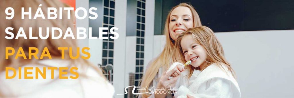 madre enseñando a hija 9 hábitos saludables para la salud de sus dientes