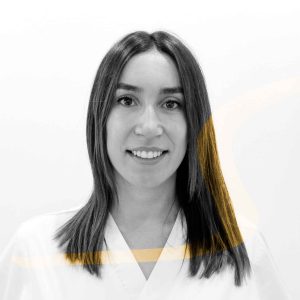 doctora Alejandra Costas especialista en estética dental de la clínica De Vicente Ortodoncia en Granada