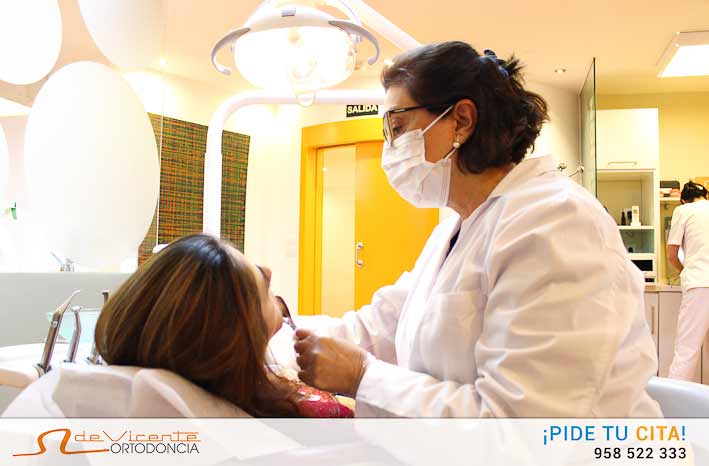doctora de vicente profesora de ortodoncia de la ugr y ortodoncista en la clínica dental especializada en ortodoncia y estética dental en calle san Antón de Granada