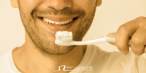 hombre se cepilla los dientes tras tratamiento de ortodoncia en Granada