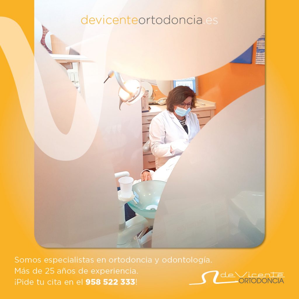 doctora Angeles de Vicente realizando un tratamiento de ortodoncia invisible en Granada