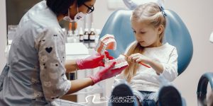 dentista en Granada atiende un caso de ortodoncia infantil en Granada